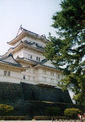 小田原宿〜天下に誇る小田原城です。この日は、休日で晴れたこともあって賑わっていました