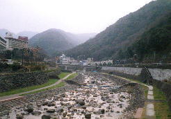 箱根湯本〜温泉地で有名であり、写真の左には旅館が写っています
