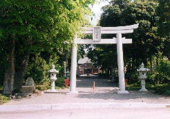 頼朝と義経が対面した時に座ったと言われている対面石がある八幡神社