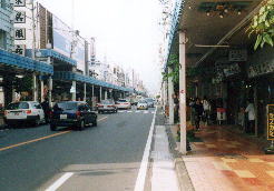 富士駅近辺の商店街。今日の旅の終着地