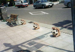 江尻宿〜かつての宿場は、清水のサッカーの街と化してました。写真は、歩道のオブジェ・サッカーボール