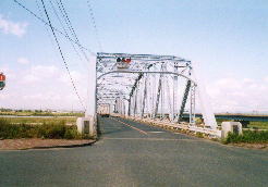 東海道中の難関の一つである天竜川に掛けられた天竜川橋＜こっちの橋は歩行するにはかなり勇気がいるぞー（笑）