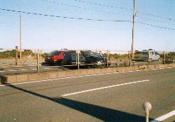 白須賀宿を出た後、国道沿いを歩いていると、ちょうど事故を起こしたばかりの車が・・・