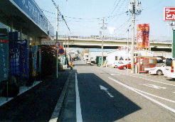 阿野一里塚近くの旧東海道。今は道の両脇にお店が並んでいるところがほとんどです