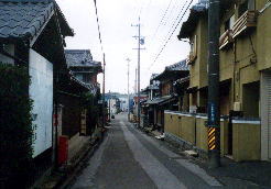 小古曽の集落〜狭い道の両側には昔ながらの街並みがあります