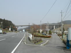 鈴鹿峠を越えて土山宿へ向かう途中。一端国道を外れ旧道へ（右側が旧道）。前方には、新しく整備している高速道路（かな？）