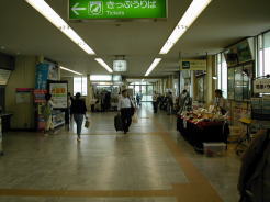 東海道は、現在の鉄道駅構内を通過しています−石山駅