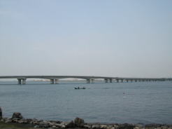 琵琶湖にかかる近江大橋〜確か有料橋だと・・
