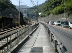 京都に向かって歩き続けます。１号沿いに京阪電鉄も走ってます