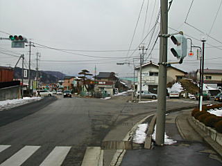 たまたま写した交差点の写真右端に唐松一里塚が写っています