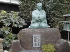 西光寺前にあった近藤勇坐像〜写真ではわかりづらいですが、かなりでかいっ！