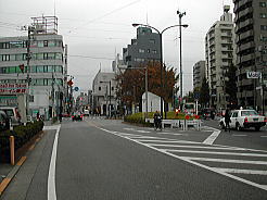 東府中駅前〜旧甲州街道は左の道（写真で言うとまっすぐ）を進みます