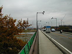 多摩川にかかる日野橋〜交通量が多いけど、川は周りが見渡せるので開放的で良いっ
