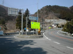 笹子峠入口。ここの分岐点で左に向かいます