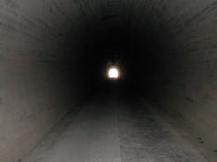 トンネル内を撮影してみました。フラッシュをたかなければ、暗闇・・変なもの写ってないよなぁ・・