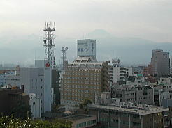 東横インホテルの上にうっすらと富士山が見えませんか？＜舞鶴城跡より