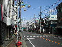 韮崎駅に向かう途中の商店街。朝早いからかまだお店は開いていません