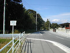 戸沢橋を渡ってすぐのところを左折。ここを曲がるとかつての旧道にぶつかります