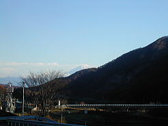 なにげに振り返って見ると、富士山が！！（中央に見えるのですがわかりますか？）