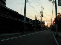 夕焼けの中の稲葉宿の街並み
