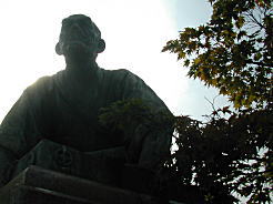 高山彦九郎像