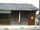 建物の右下に愛知川宿北入口の石碑