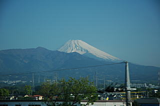 冠雪した富士山に見送られて