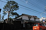 松と歴史の感じられる建物