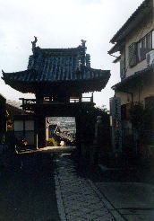 遍照寺〜写真に写っているのは門ですが、本堂が貴重なものです（後から知りました（笑））