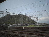 東海道線車両内から撮影した高麗山