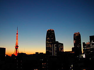 見事なトワイライトブルーな空をバックに愛宕ヒルズと東京タワー