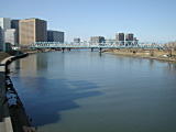 多摩川にかかる六郷橋から見た西方面を望みます