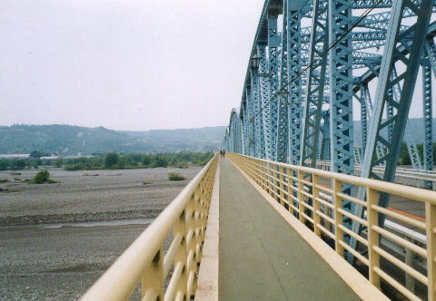 大井川〜大井川に架かる橋は、渡りきるのにとっても時間がかかりましたっ！先が見えないのだーーーーっ