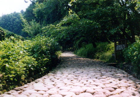 金谷宿近くにある金谷坂の石畳〜地元の取り組みが嬉しい限りです