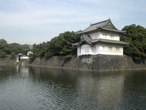 かつての江戸城。写真に写る桔梗門（左奥）と辰巳櫓（右手前）は復元されたものです