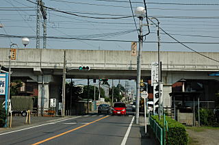 東武鉄道高架をくぐる