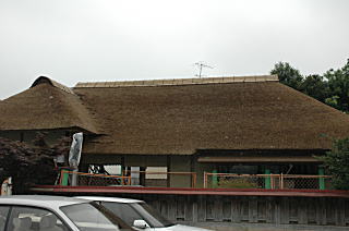 茅葺き屋根の遷蕎館