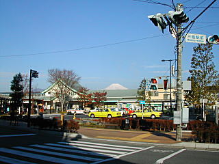 三島駅の向こうには富士山の姿が