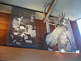館内に飾られたデカパネルと鹿の剥製（はくせい）