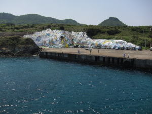 宝島の前籠港。壁画が特徴です。
