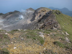 御岳の噴火口。噴火口側と外側の色の違い